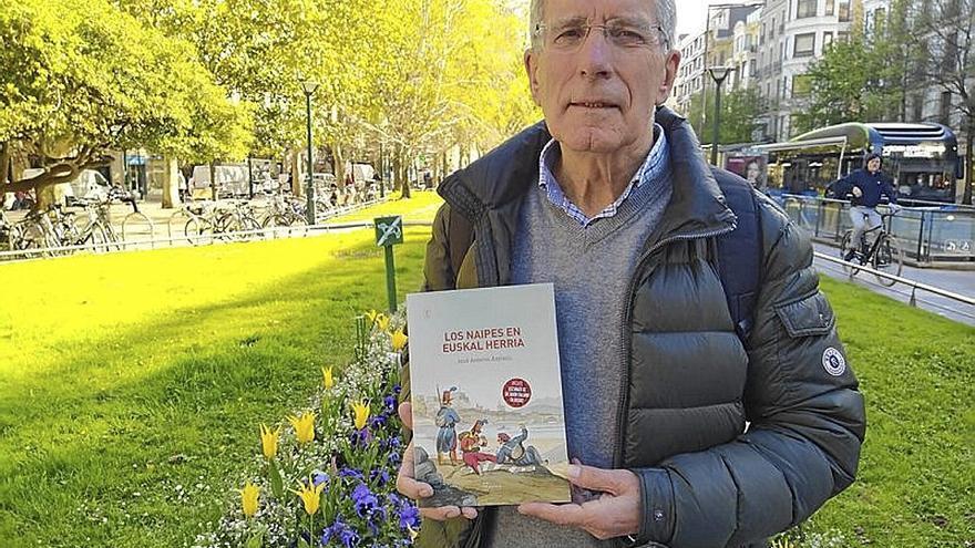 El autor junto a un ejemplar de su libro. | FOTO: CEDIDA