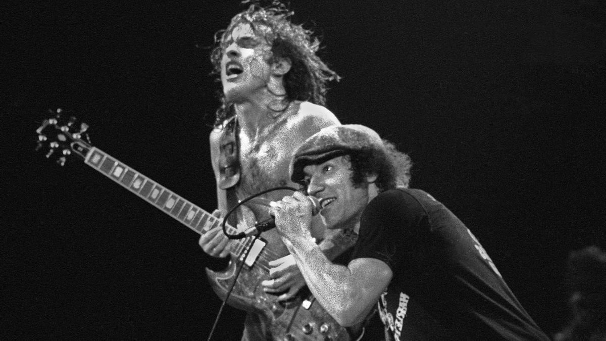 Angus Young y Brian Johnson, durante un concierto de la banda de hard rock brit&aacute;nica-australiana.