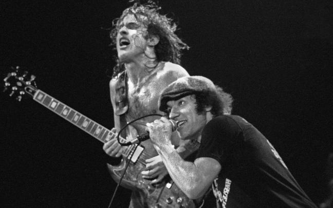 Angus Young y Brian Johnson, durante un concierto de la banda de hard rock brit&aacute;nica-australiana.