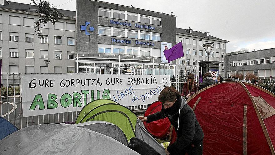 Imagen de archivo de una acampada en favor del aborto seguro, libre y gratuito frente al Hospital Donostia.