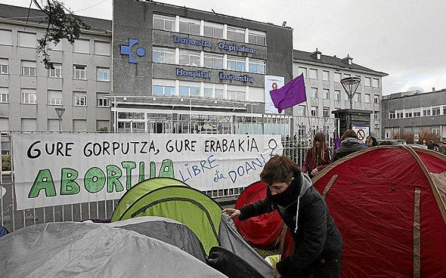 Imagen de archivo de una acampada en favor del aborto seguro, libre y gratuito frente al Hospital Donostia.