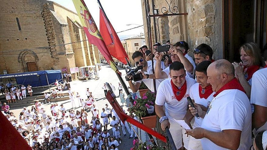 Los voluntarios salen al balcón a lanzar el cohete de las fiestas.