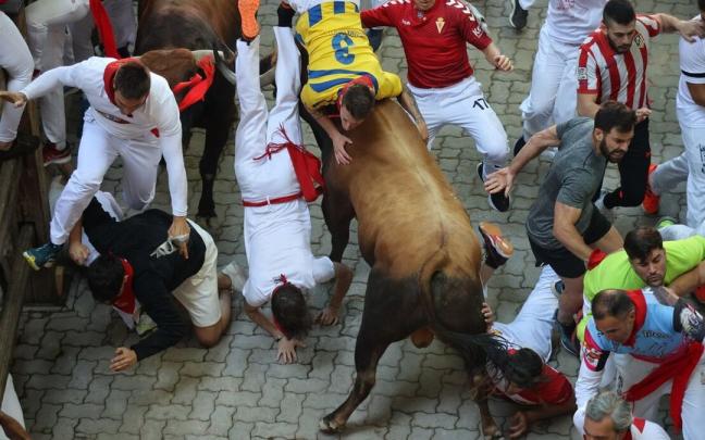 Sergio Rivera recibe un puntazo en el callejón