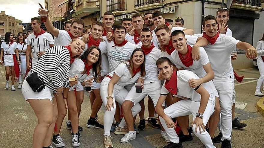 Una cuadrilla durante el pasacalles que realizó la banda.