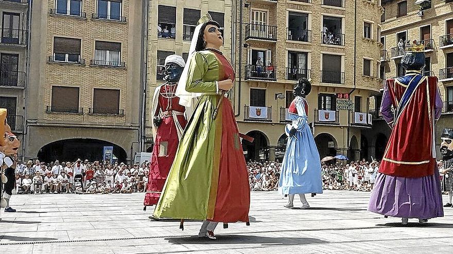 Cientos de personas asisistieron a las coreografías finales en la plaza de los Fueros.