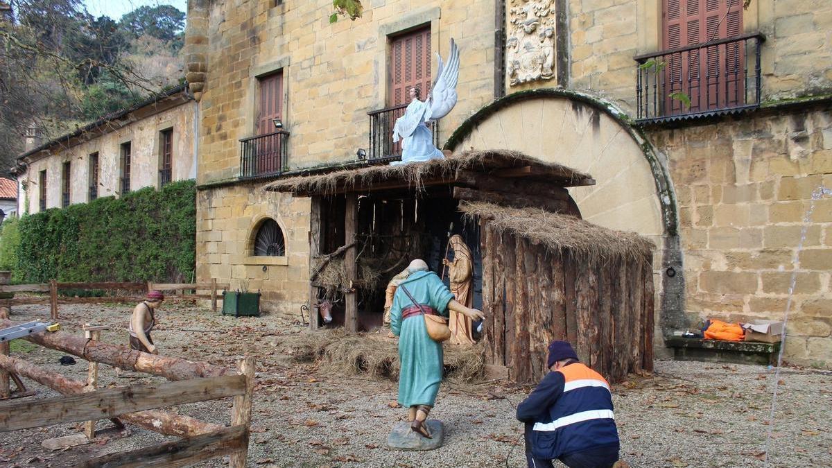 Preparando el belén de Narros en una Navidad anterior.