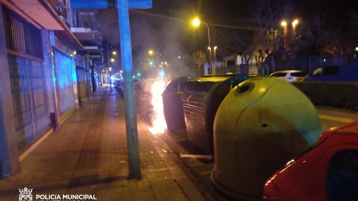 Imagen del contenedor ardiendo en la Txantrea.