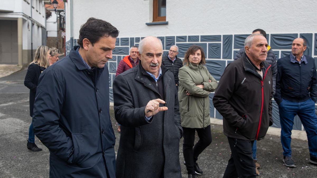 El vicepresidente Aierdi dialoga con Alberto Bayona. Les acompañan vecinos y miembros de la corporación de Jaurrieta.