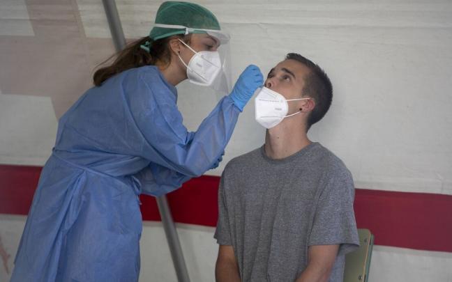 Imagen de archivo de una enfermera realizando una PCR.