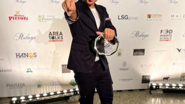 Dabiz Muñoz, recibiendo el premio al mejor chef del mundo en The Best Chef Awards, en Amsterdam. Dabiz Muñoz, recibiendo el premio al mejor chef del mundo en The Best Chef Awards, en Amsterdam.