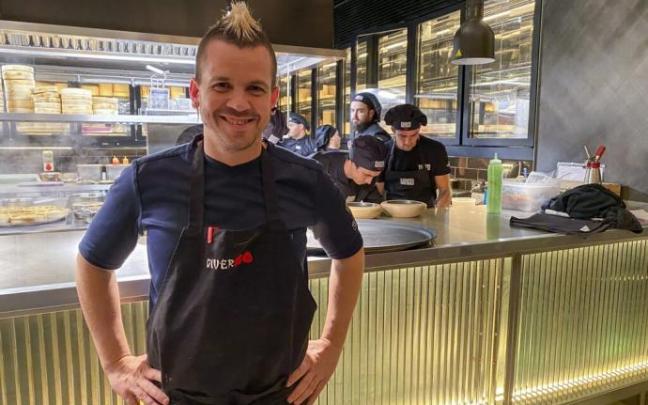 Dabiz Muñoz, en la cocina abierta de su nuevo proyecto, en la que los cocineros trabajan a la vista de los clientes. Dabiz Muñoz, en la cocina abierta de su nuevo proyecto, en la que los cocineros trabajan a la vista de los clientes.