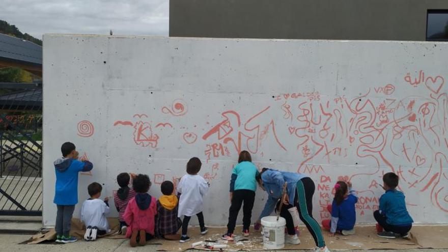 Leire Urbeltz y el alumnado plasman sus ideas en el muro en sus inicios.