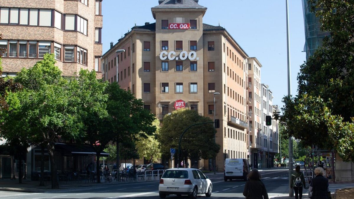 Exterior de las sedes de UGT y CCOO en Pamplona