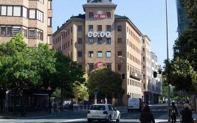 Exterior de las sedes de UGT y CCOO en Pamplona