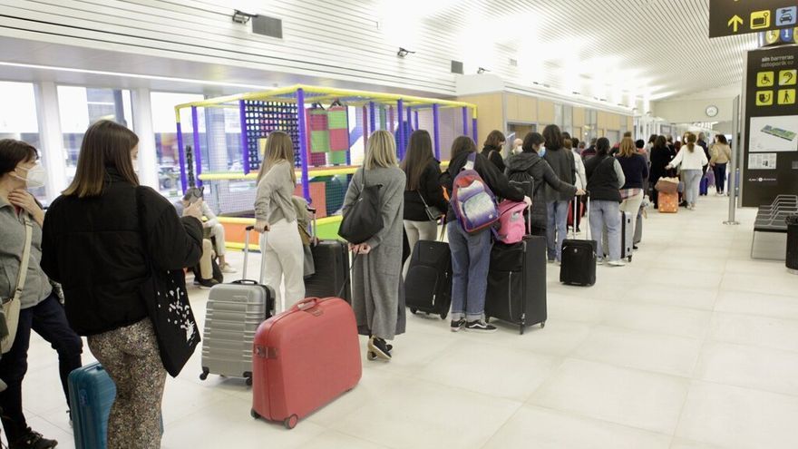 Pasajeros en las colas de facturación en Foronda durante la pasada Semana Santa