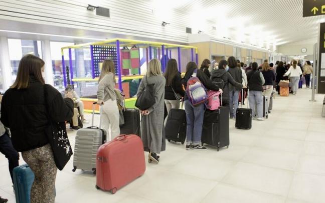 Pasajeros en las colas de facturación en Foronda durante la pasada Semana Santa Pasajeros en las colas de facturación en Foronda durante la pasada Semana Santa