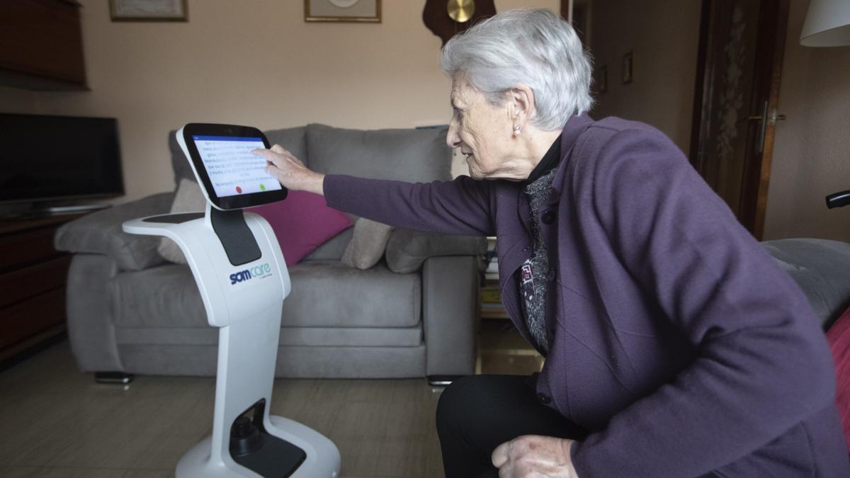 María Teresa Echalecu, con el robot asistencial en su piso
