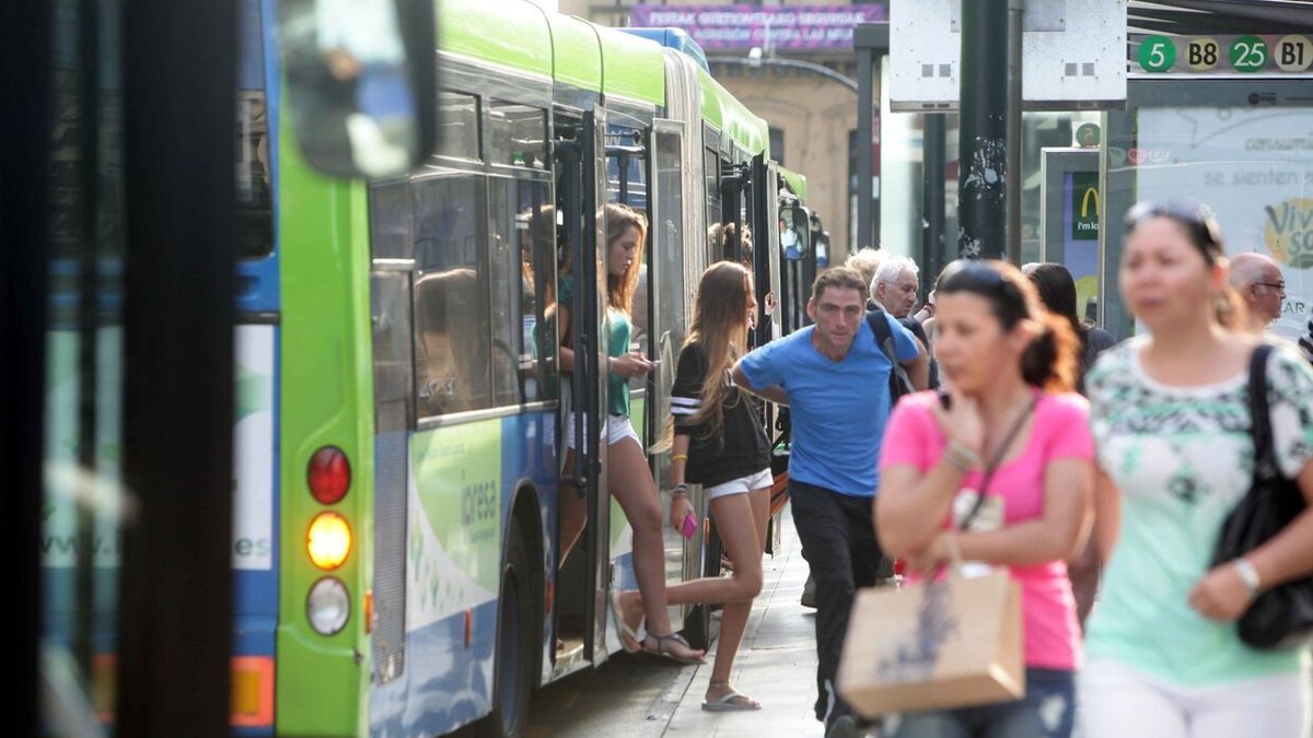 Mujeres descienden de un autobús de Dbus