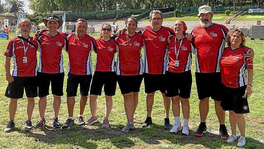 La selección navarra sénior, con las medallas en el campo de rugby de la Universidad Complutense.