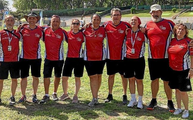 La selección navarra sénior, con las medallas en el campo de rugby de la Universidad Complutense.