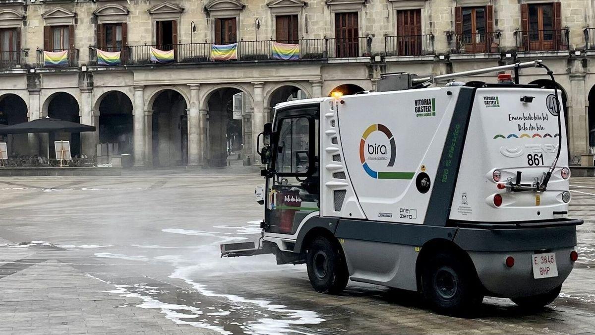 Máquina limpiadora en la plaza Nueva