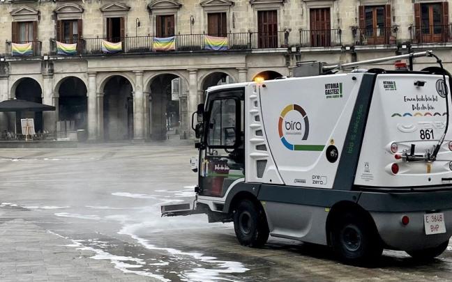 Máquina limpiadora en la plaza Nueva Máquina limpiadora en la plaza Nueva