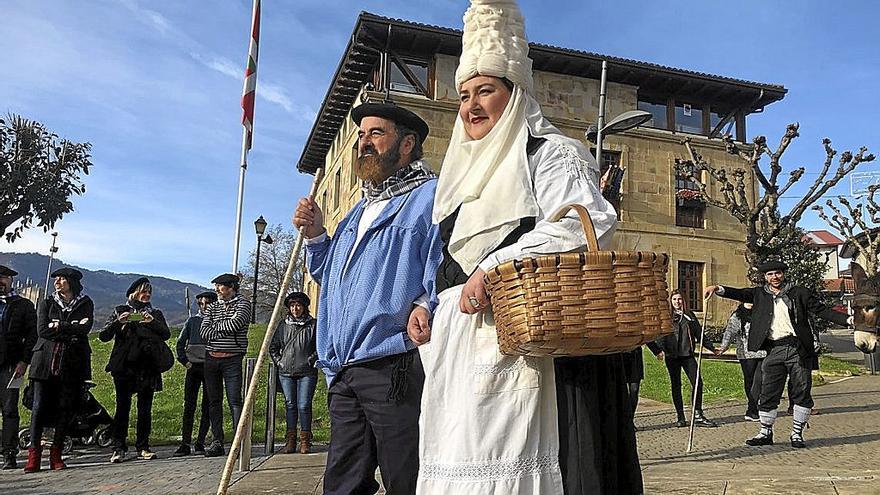 Olentzero y Mari Domingi partirán al mediodía de la plaza Aita San Migel de Iurreta. | FOTO: A. SALTERAIN