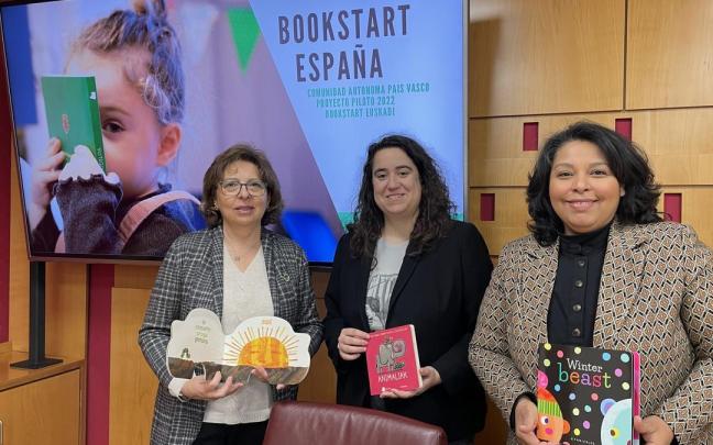 La concejala de Educación y Cultura de Vitoria-Gasteiz, Estíbaliz Canto, la directora del Alto Comisionado contra la Pobreza Infantil, Carmen Gayo y la presidenta de la Asociación Mestiza Ana Molina La concejala de Educación y Cultura de Vitoria-Gasteiz, Estíbaliz Canto, la directora del Alto Comisionado contra la Pobreza Infantil, Carmen Gayo y la presidenta de la Asociación Mestiza Ana Molina