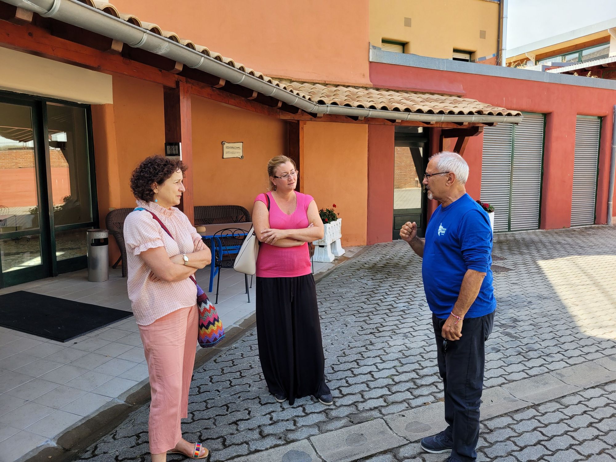 La consejera Maeztu, Miriam Martón y el director de la Fundación en Navarra, José María García Bresó, durante la visita.