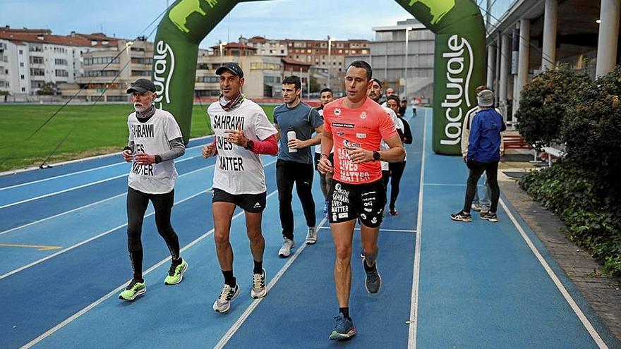 Joseba Alzueta (primero por la dcha) junto a otros corredores en el estadio Larrabide. | FOTO: UNAI BEROIZ