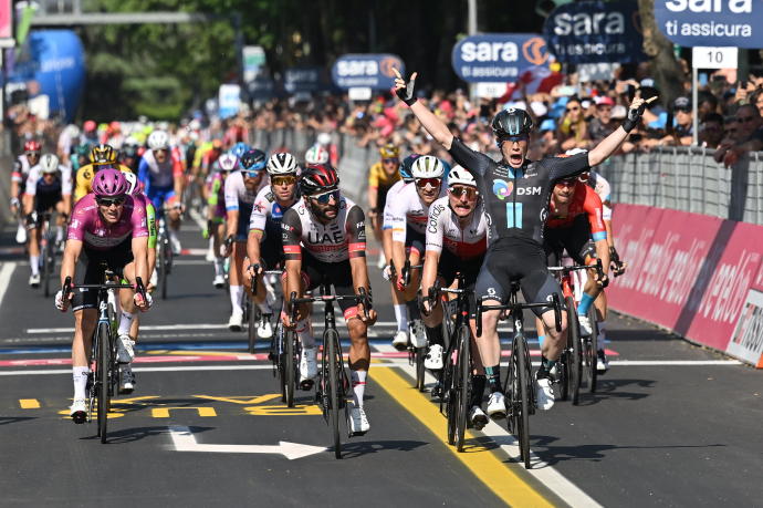 Dainese celebra la victoria ante el pasmo de Gaviria.