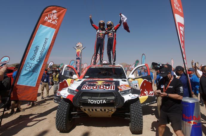Nasser Al-Attiyah y su copiloto Mathieu Baumel celebran su triunfo en el Dakar.