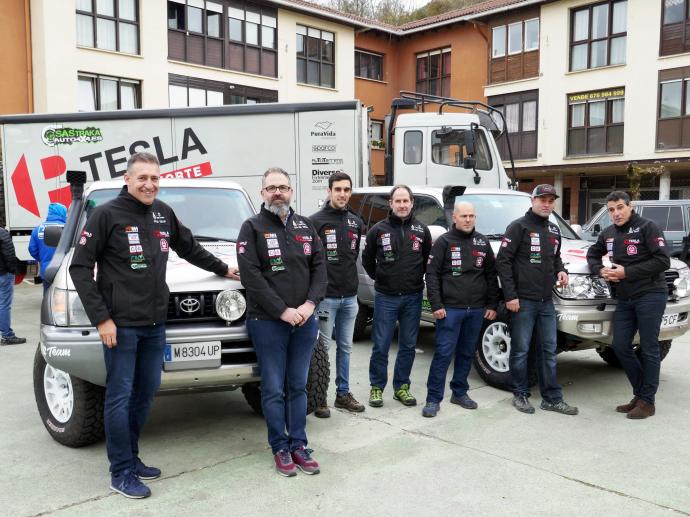 Antonio Caparroso, Miguel Ángel Muiños, Daniel Santos, Benito Soruze, Iñigo Ruiz, Iñigo García y Denis Santos, ayer en la plaza de Lekunberri.