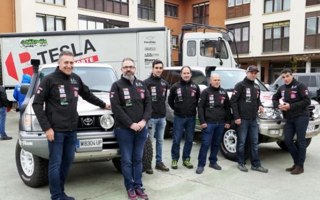 Antonio Caparroso, Miguel Ángel Muiños, Daniel Santos, Benito Soruze, Iñigo Ruiz, Iñigo García y Denis Santos, ayer en la plaza de Lekunberri.