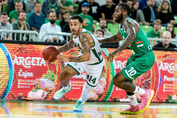 Moore controla el balón en un partido de la Eurocopa con el Nanterre.