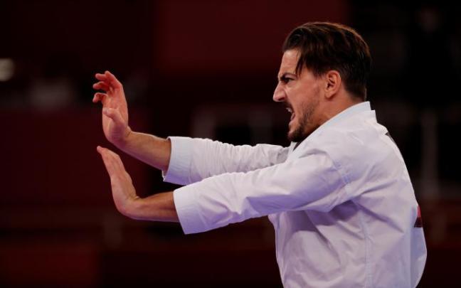 Damián Quintero se presenta durante las rondas clasificatorias de kata masculino de karate.