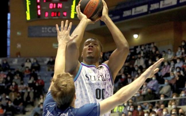 Damien Inglis lanza a canasta ante Fernando Zurbriggen.