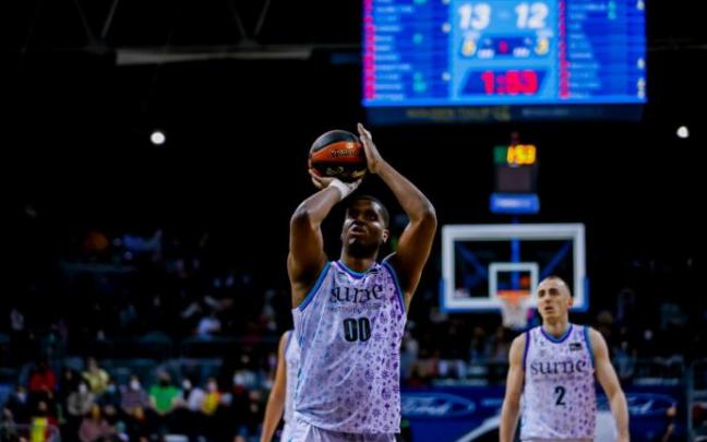 Damien Inglis lanza un tiro libre.