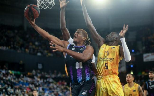 Damien Inglis intenta anotar ante Ilimane Diop.