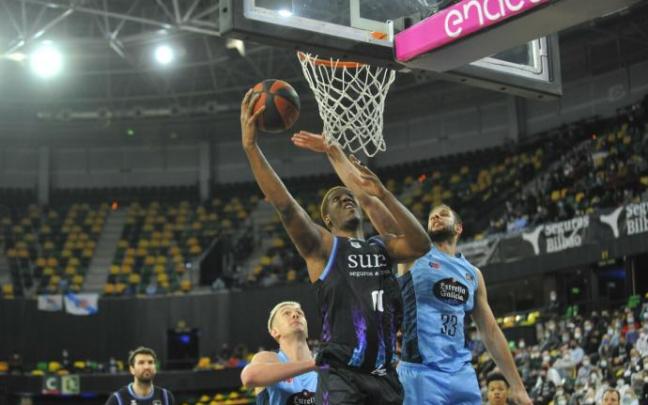 Damien Inglis intenta anotar ante Cruz y Mahalbasic.