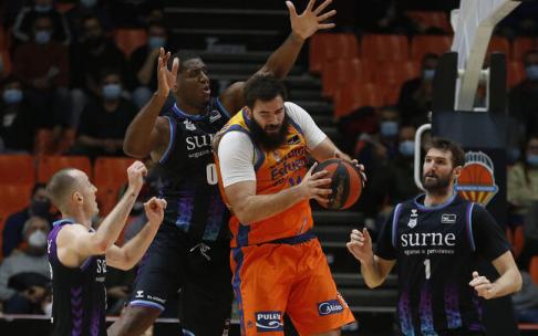 El debutante Damien Inglis defiende a Bojan Dubljevic.