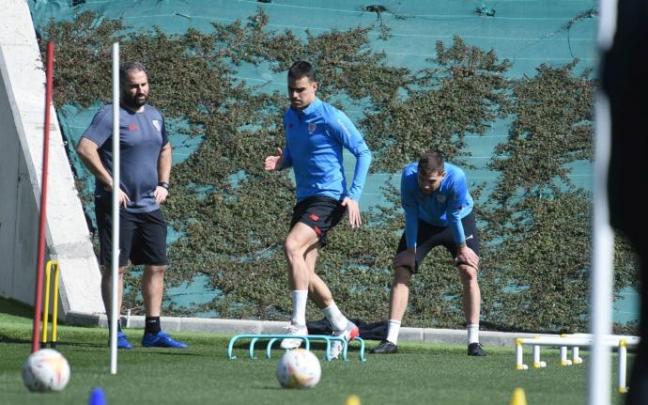 Dani García, con Iñigo Martínez agachado atrás, ejecuta un ejercicio el pasado jueves en Lezama Dani García, con Iñigo Martínez agachado atrás, ejecuta un ejercicio el pasado jueves en Lezama