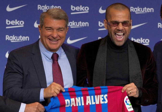 Dani Alves en su presentación con el Barça.