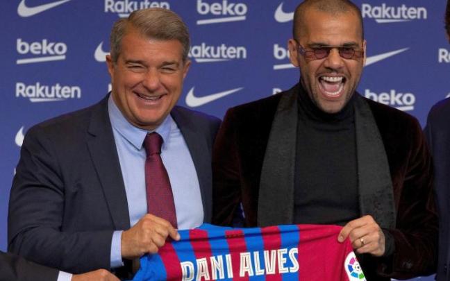 Dani Alves en su presentación con el Barça.