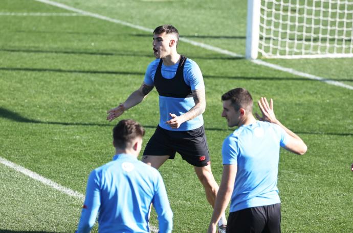 Dani García durante el entrenamiento del Athletic este viernes en Lezama