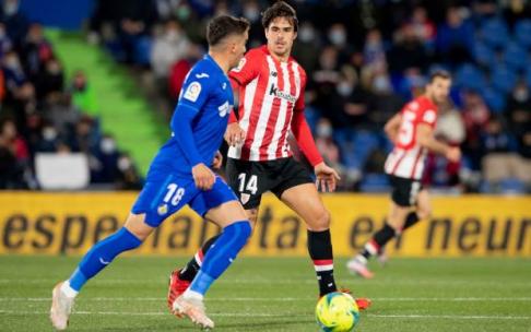 Dani García presiona la salida de balón de Arambarri.