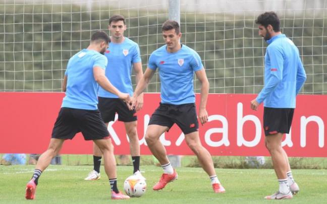 En el centro, Dani Vivian trata de recuperar el balón ante Mikel Balenziaga, Oier Zarraga y Raúl García. En el centro, Dani Vivian trata de recuperar el balón ante Mikel Balenziaga, Oier Zarraga y Raúl García.