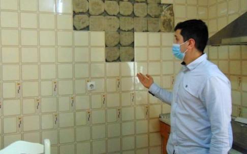 Eneko, nieto de Francisco, muestra parte de los daños causados en la cocina.