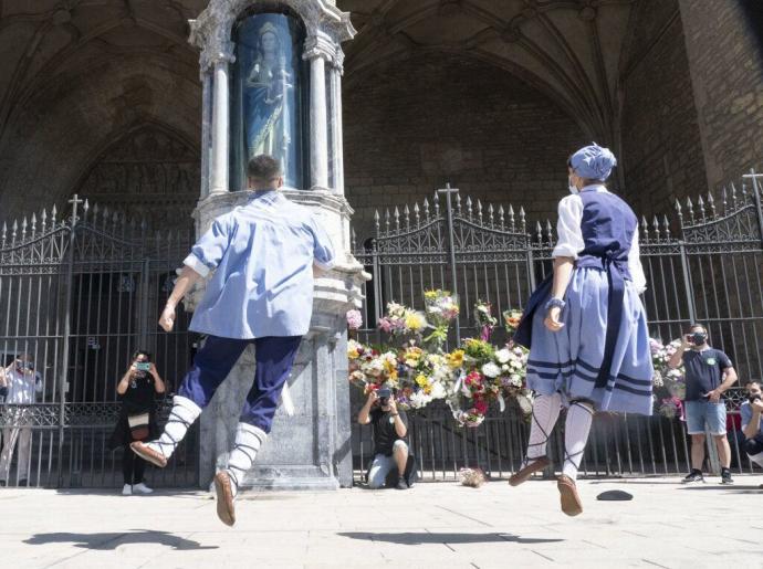 Dantzaris durante la ofrenda floral a la Virgen Blanca.