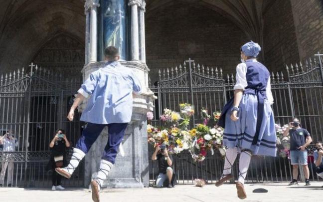 Dantzaris durante la ofrenda floral a la Virgen Blanca.